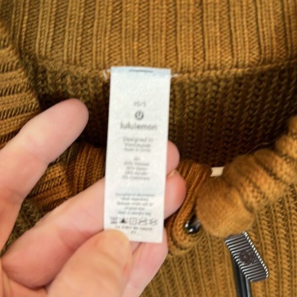 Like new Lululemon Zippered Poncho with Sleeves - Picture 3 of 6